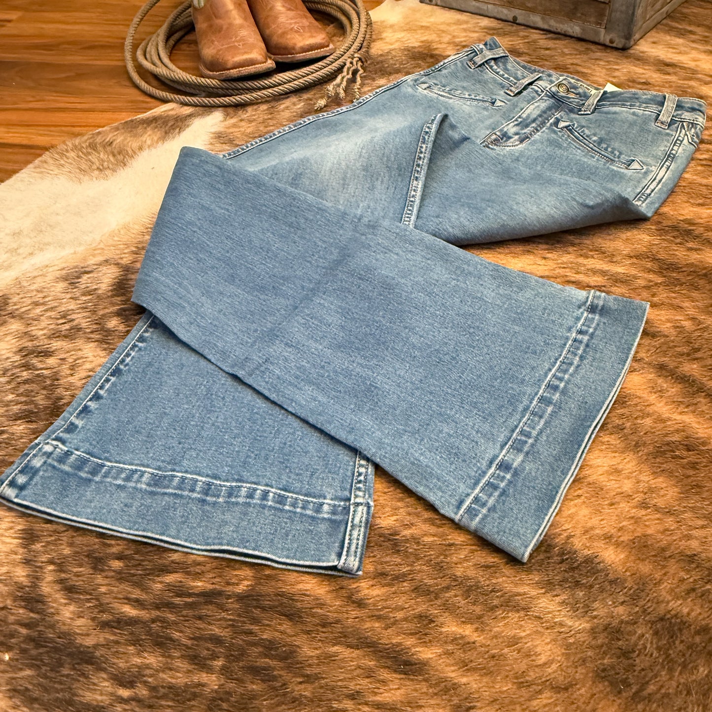 NEW Rock & Roll Cowgirl Denim Front Smiley Pocket High Rise Trouser Jeans (26 x 34)