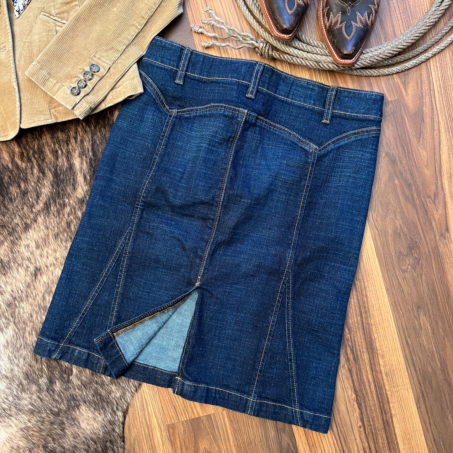 Levi's Dark Wash Denim Women's Jean Skirt (Size 6)