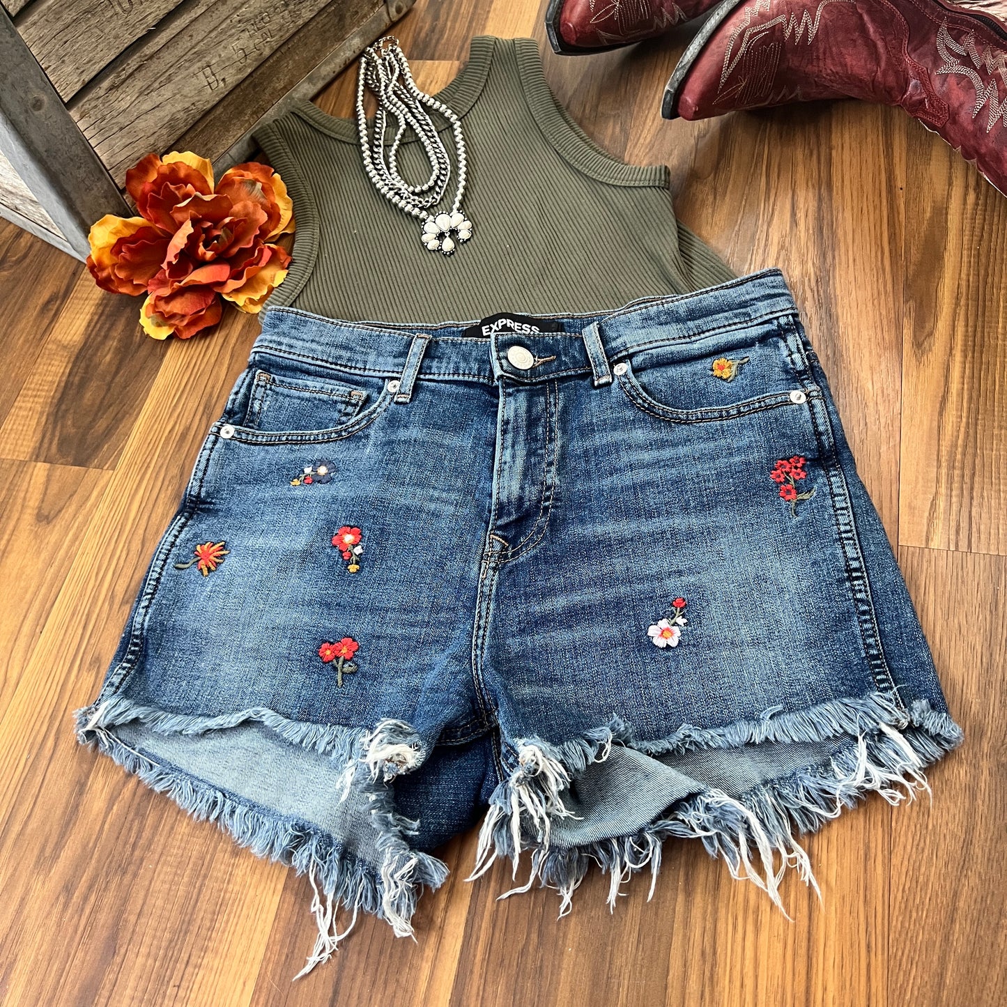 High Rise Floral Embroidered Cut-Off Jean Shorts (4)