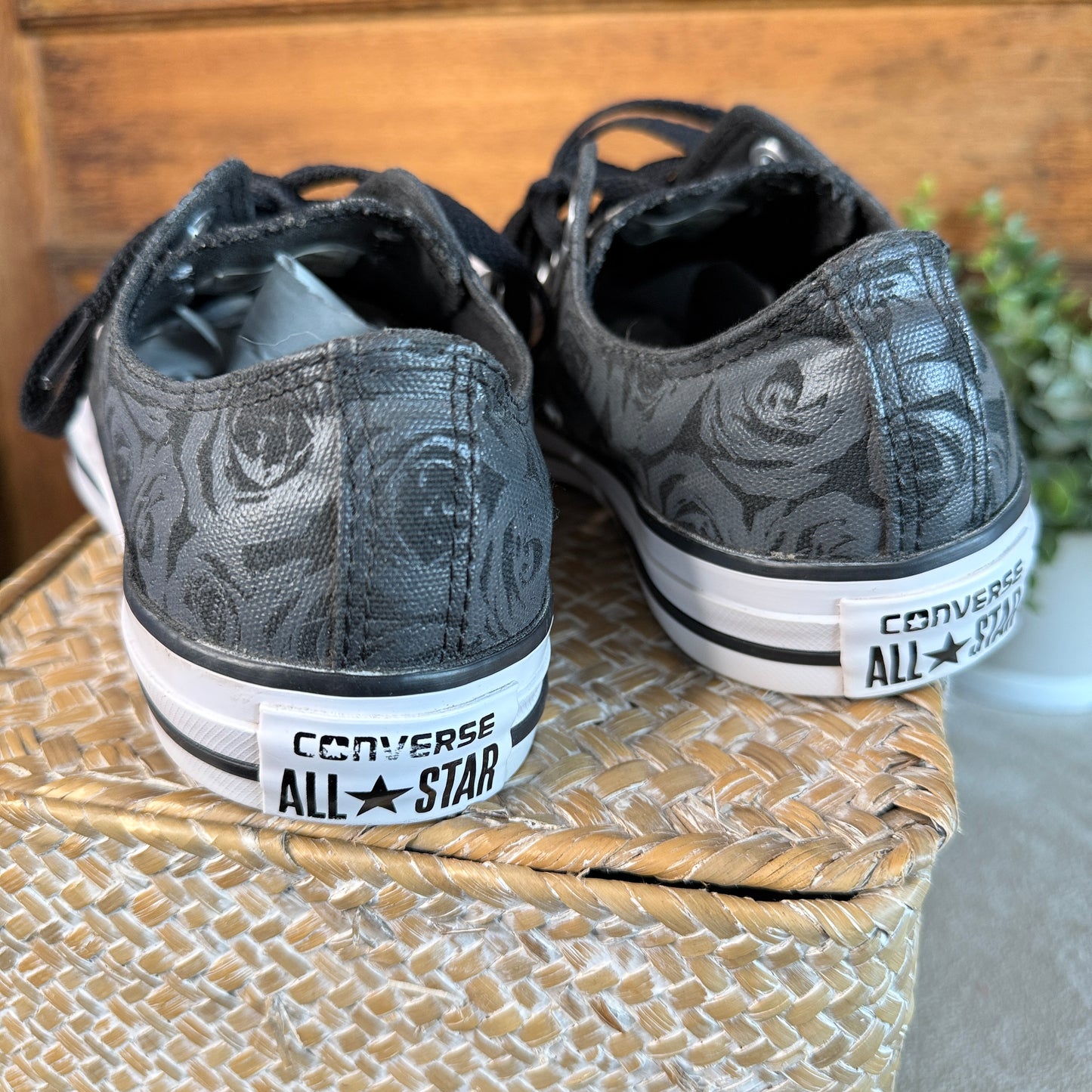 Converse Chuck Taylor All Star Low Top Black Onyx Silver Rose Print – Women’s 9