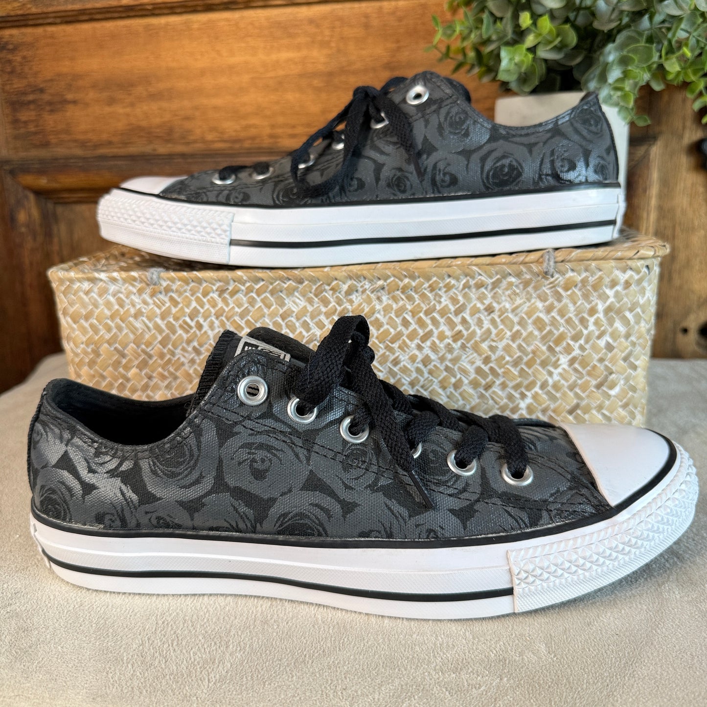 Converse Chuck Taylor All Star Low Top Black Onyx Silver Rose Print – Women’s 9