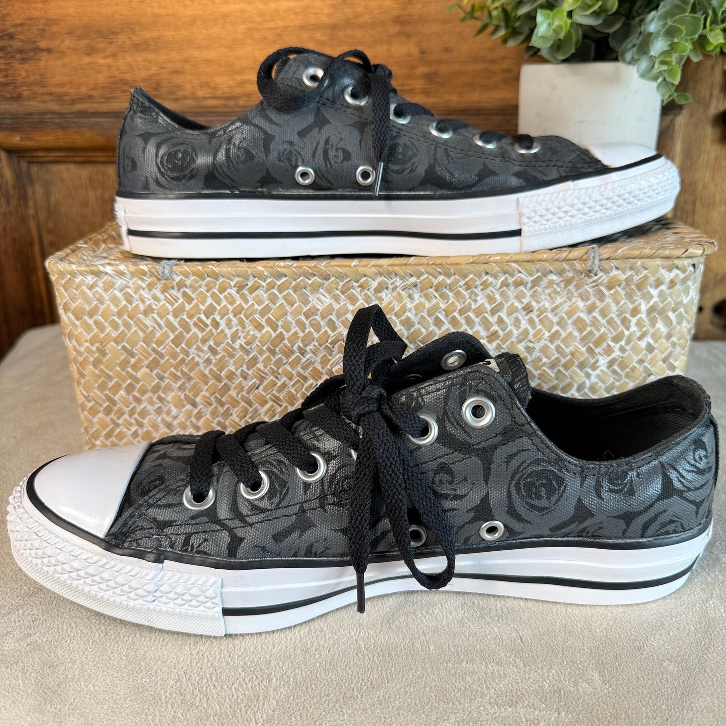 Converse Chuck Taylor All Star Low Top Black Onyx Silver Rose Print – Women’s 9